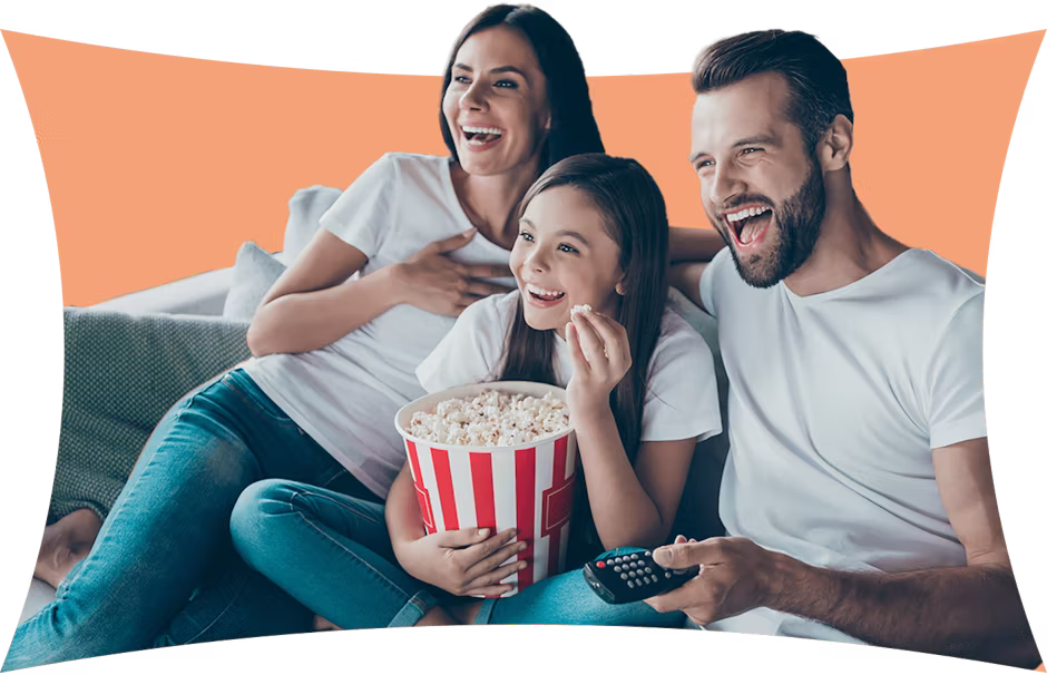 Родина дивиться онлайн-трансляцію шоу в себе вдома